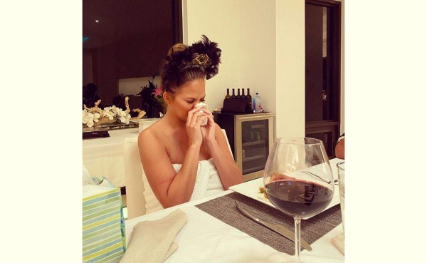 Chrissy Teigen no se encontraba bien antes de las 12. 'Las medicinas para la sinusitis me arruinaron', decribió en Instagram.