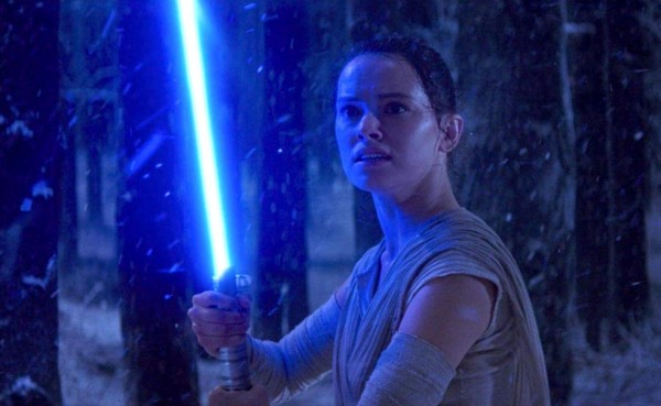 El 'hum' de los sables de luz no iba a existir. El productor de sonido reveló que no tenía idea de cómo quería que sonaran los lightsabers, y que, en realidad, fue un accidente llegar a ese sonido.