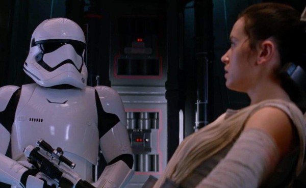¡James Bond aparece en The Forces Awakens! El Stormtrooper que Rey controla, resulta ser Daniel Craig, quien es conocido por interpretar al agente 007.
