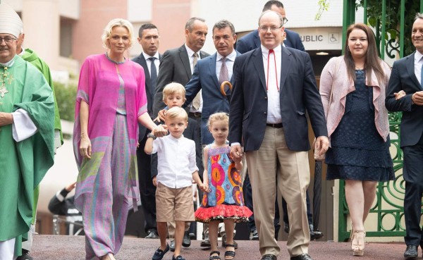 Príncipe Jacques y Princesa Gabriella protagonizan fotografía familiar