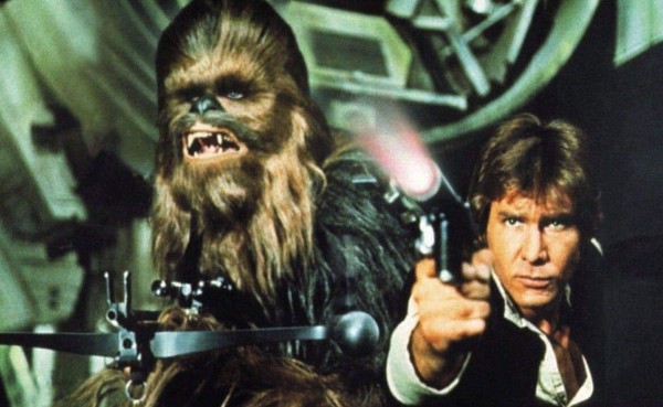 Harrison Ford se rompió el tobillo mientras filmaba The Forces Awakens. J.J. Abrams trató de evitar el golpe, pero se quebró la espalda en el intento.