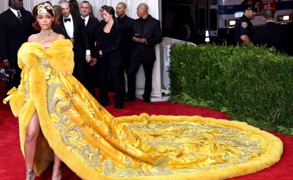 Rihanna, Met Gala 2015. Vestido de Guo Pei.