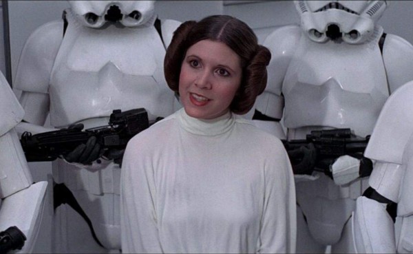 Como el presupuesto de A New Hope era muy limitado, George Lucas decidió viajar a Inglaterra para grabar en un vuelo económico con todo el equipo. Cuando la madre de Carrie Fisher se dió cuenta, se molestó y le llamó al director. Sin embargo, la actriz tomó el teléfono y le dijo a su progenitora que ella quería volar así y que la dejara de molestar.