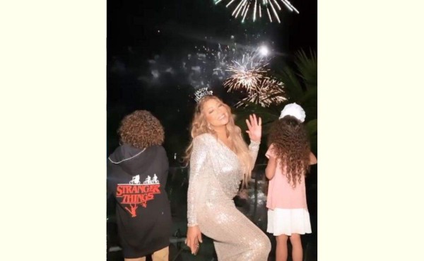 La reina de Navidad, Mariah Carey, disfrutó de los fuegos artificiales junto a sus hijos.