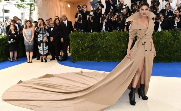 Priyanka Chopra, Met Gala 2017. Gabardina de Ralph Lauren.
