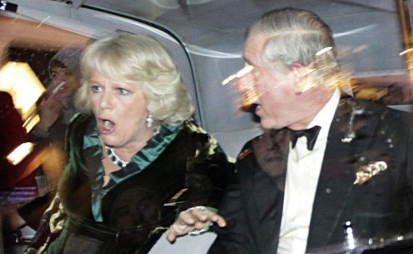 2010. El Príncipe Charles y Camilla son atacados con piedras y pintura durante una protesta de estudiantes en Londres.