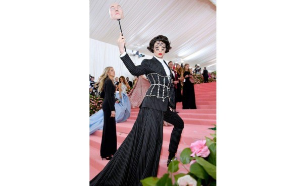 Ezra Miller, Met Gala 2019. Traje de Burberry.