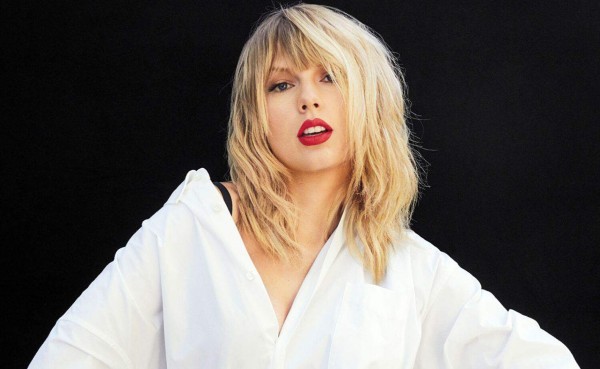 Taylor Swift tuvo una buena década en los 2010: ganó 10 Grammys en total, sacó cuatro álbums que alcanzaron platino y 18 canciones que llegaron al 10 diez de muchas listas. Además, en 2019 la cantante recibió el premio de Artista de la Década en los AMAs y fue nombrada Mujer de la Década por Billboard. Igualmente, ayudó a crear consciencia social y política en temas como los derechos de la comunidad LGBT y feminismo. Aquí te explicamos cómo la compositora alcanzó tanto éxito en los 10.