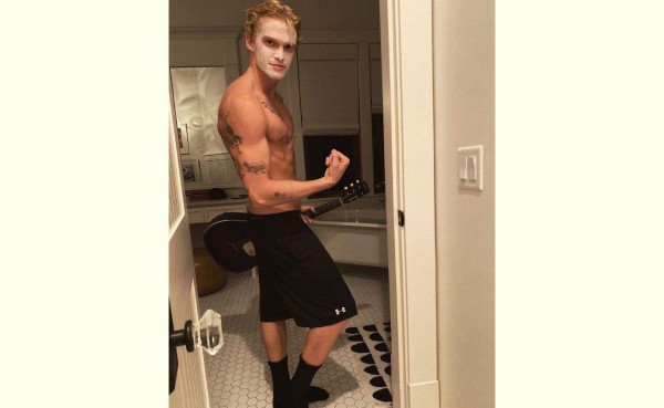 Nunca le preguntes a Cody Simpson que hace antes de Año Nuevo.