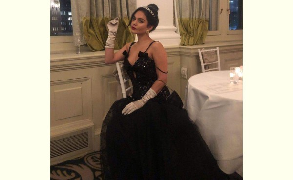 Vanessa Hudgens fue a una fiesta de disfraces en plena víspera de Año Nuevo.