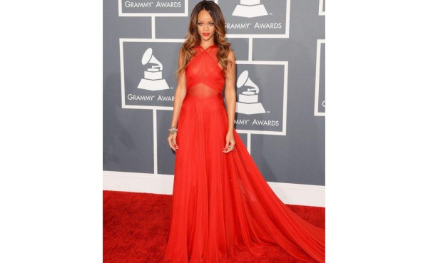 Rihanna, Grammys 2013. Atuendo de Azzedine Alaia.
