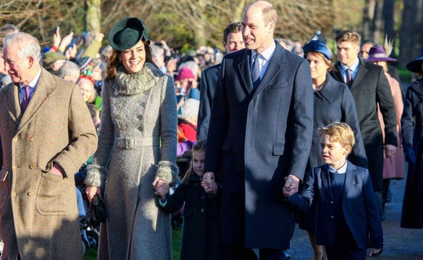 Príncipes George y Charlotte debutan en su primer caminata navideña