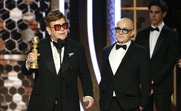 Elton John y Bernie Taupin recibieron el premio a mejor canción original por I'm Gonna Love Me Again de Rocketman, cinta basada en la vida de la leyenda de la música británica.