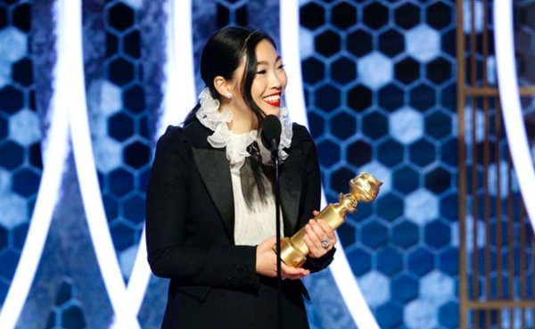 Awkwafina se convirtió en la primera mujer de descendencia asiática en ganar el premio a mejor actriz en comedia o musical y todo gracias de The Farewell.