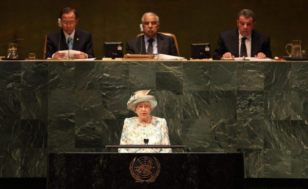 2010. La Reina Isabel regresó a la Organización de las Naciones Unidas luego de 53 años para hablar sobre el terrorismo.