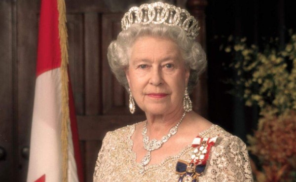 2015. La Reina Isabel se volvió en la monarca más longeva de Reino Unido, superando a la Reina Victoria.