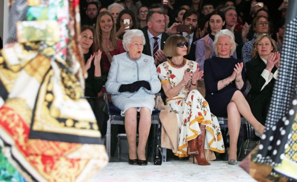 2018. La Reina Isabel hizo su debut en las pasarelas de la Semana de la Moda de Londres.