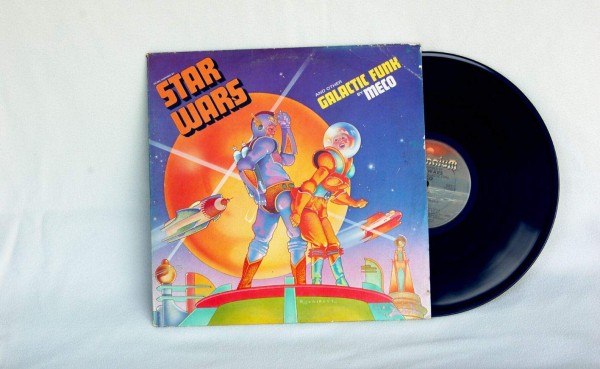 El tema principal de Star Wars fue lanzado como una canción pop en 1977 por Meco. Debutó en el número 1 del Billboard Pop Chart y se mantuvo ahí dos semanas. Puedes encontrar el sencillo en Youtube.