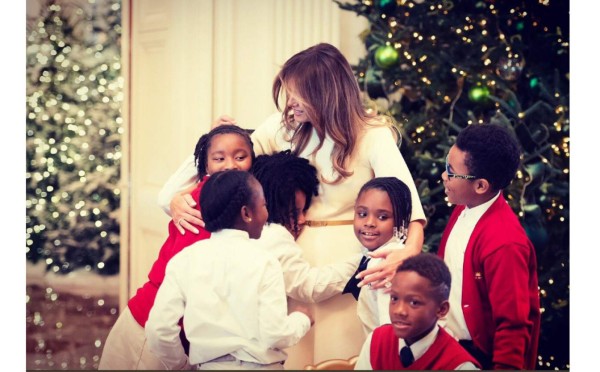 Durante estas fiestas Melania ha recibido a muchos pequeños, miembros de diversos centros educativos, para actividades y juegos de Navidad compartiéndo momento inolvidables en los salones principales, su look sobrio y una cálida actitud han predominado ante la prensa