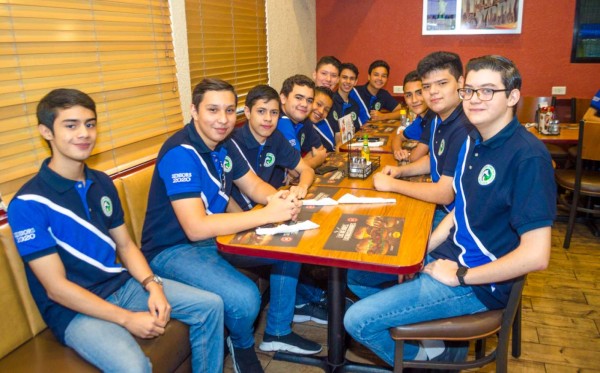 Los Seniors de la International Christian School hacen su esperada Senior Entrance