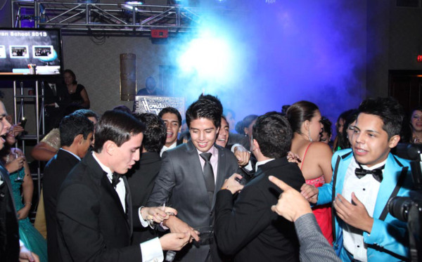 Seniors de la Mayan School se graduan