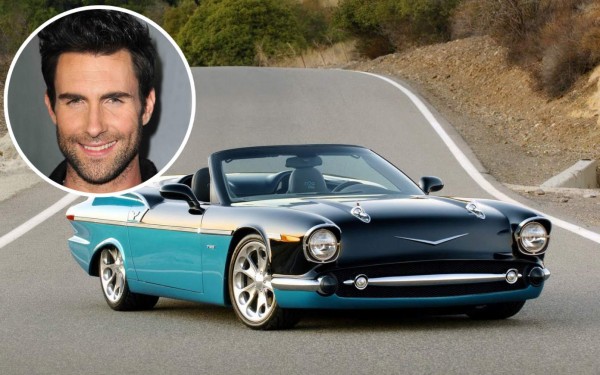 Adam Levine. El vocalista de Maroon 5, demuestra que su particular estilo de vestir y cantar siempre lo lleva a comprar objetos con toques vintage, y sus autos no pueden ser la excepción. Maneja autos clásicos como un Porsche 356 o un Ferrari, sin olvidar su lado rockero con motocicletas Harley-Davidson.