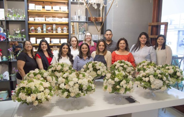 Fabiola Matamoros de The Flower Factory junto al grupo que recibió el taller Floral Workshop (fotografías:Ada Romero)