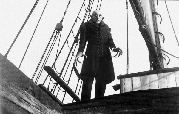 7. Nosferatu (1922- F.W. Murnau)<br/><br/>Es la primera adaptación del libro de Bram Stocker 'Drácula”, en cine mudo, todo un clásico. Hoy en día sigue inspirando al cine, acaba de salir “Dracula: La leyenda jamás contada” en la que el actor Luke Evans interpreta la historia previa a la conversión de príncipe Vlad en vampiro.<br/>