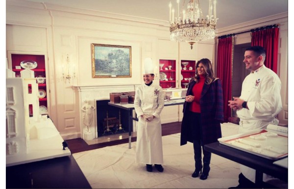 ¿Y el menú? pero claro que no puede faltar una exquisita propuesta culinaria en la casa del presidente Trump. Es por ello que su esposa también se ocupó de todos los detalles junto a su equipo de chefs para asegurar un banquete inolvidable en la primera Navidad en la Casa Blanca