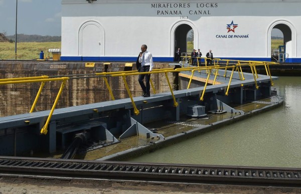 Obama visita el canal de Panamá