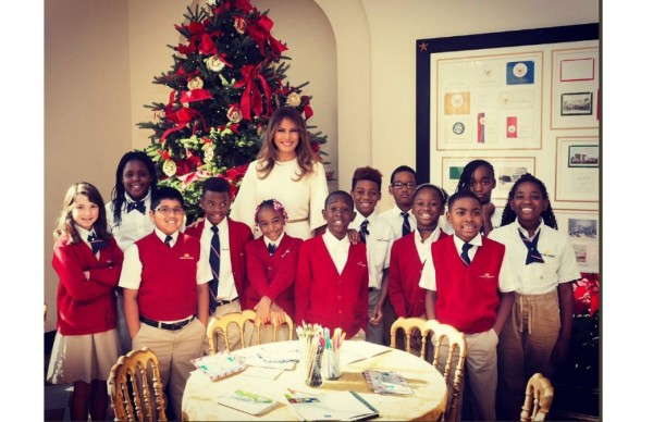 Orgullosa de su decoración en la Casa Blanca, Flotus no ha perdido la oportunidad para posar y desear una Feliz Navidad a todos sus compatriotas
