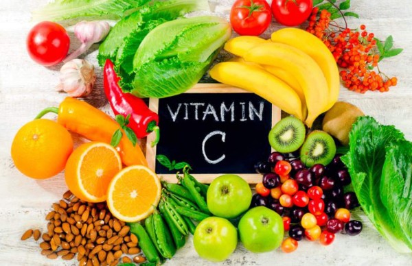 La vitamina C. Esta ayuda a fortalecer tanto los huesos como el cabello, consume naranja, kiwi, papaya, fresa, limón, melón y otras frutas y vegetales que están compuestas por un alto nivel de vitamina C.