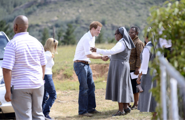 Príncipe Harry cocina y aprende lenguaje de señas