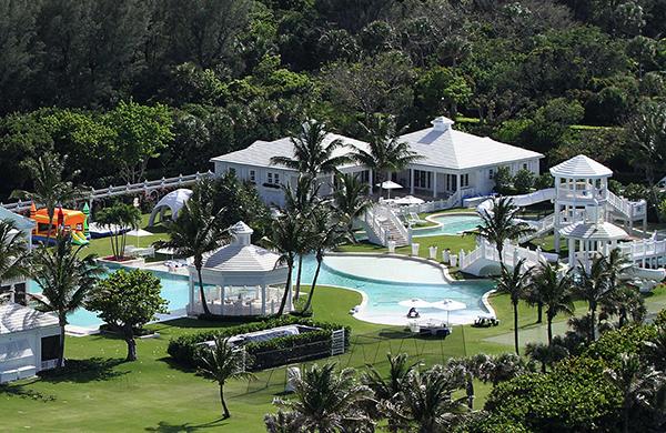 La artista habría vendido recientemente una de sus mansiones en Florida por 30 millones de dólares, optando por mudarse a una residencia más adaptada a sus nuevas necesidades debido a la enfermedad que enfrenta.