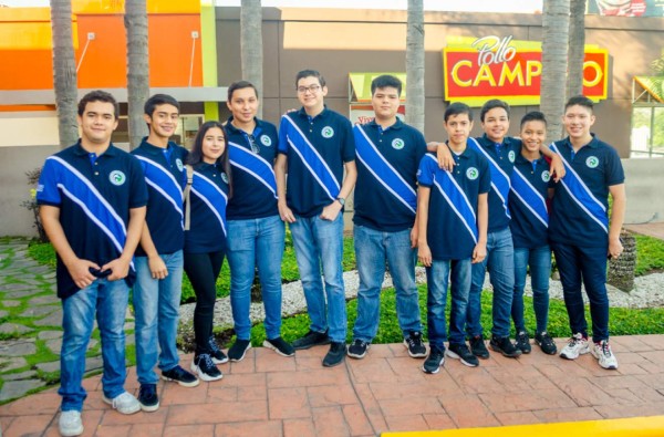 Los Seniors de la International Christian School hacen su esperada Senior Entrance