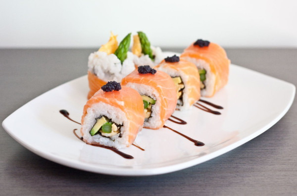 A preparar sushi