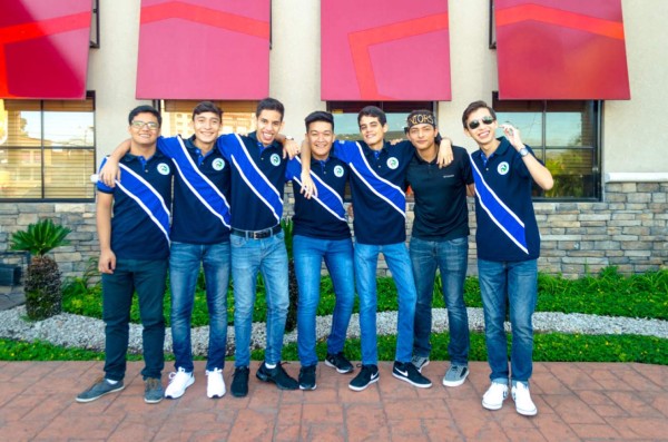 Los Seniors de la International Christian School hacen su esperada Senior Entrance