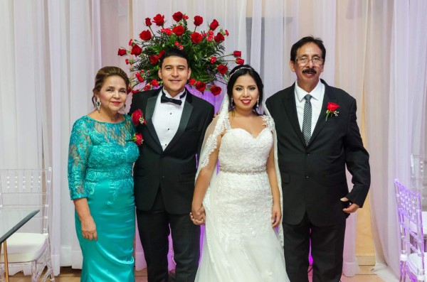 La boda de Rina Urquía y Raúl Aguilar