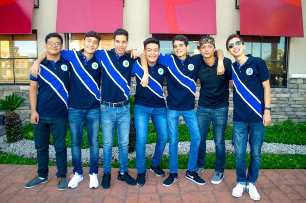 Los Seniors de la International Christian School hacen su esperada Senior Entrance
