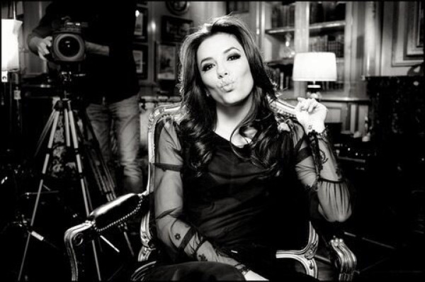 Eva Longoria viste de Rosa Clandestino