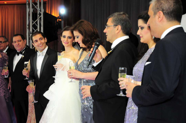 Los novios junto a sus padres al momento del brindis.