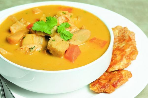La sopa de caracol es una de las comidas tradicionales de Honduras, está hecha a base de caracol, leche de coco, yuca, plátano, zanahoria y condimentos. 