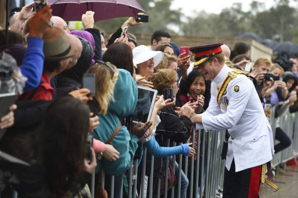 Príncipe Harry: el selfie esta corrompiendo a la juventud