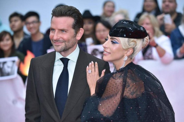 Toda esta historia de amor comenzó en la realización de la película, ya que Cooper estaba muy interesado en que la intérprete de Bad Romance fuera quien actuara como la protagonista Ally. El director hizo todo lo posible para convencer a Warner Bros.