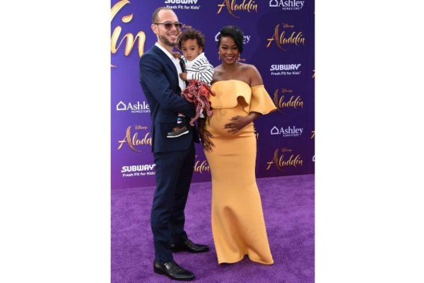 Tatiana Ali con su marido Vaughn Rasberry y su hijo Edward, en el estreno de 'Aladdin'