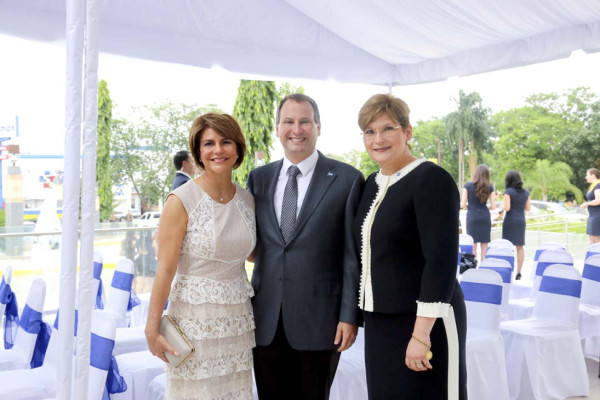 Homenaje a Napoleón J. Larach