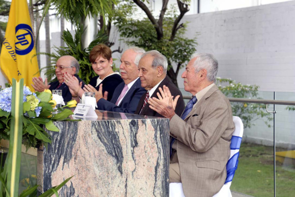 Homenaje a Napoleón J. Larach
