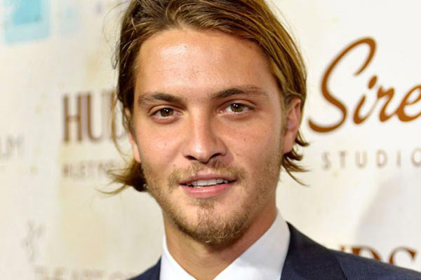Luke Grimes se dirige a Fifty shades of Grey
