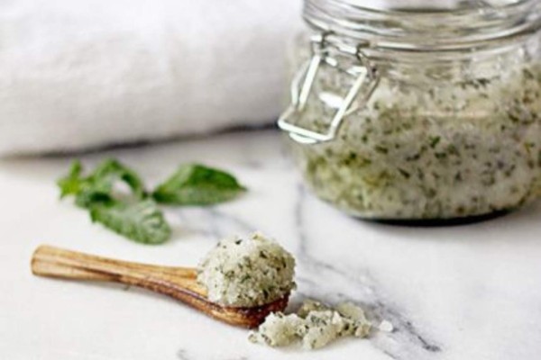 ¿Quieres tener la piel de seda? Exfoliante de menta para piel radiante