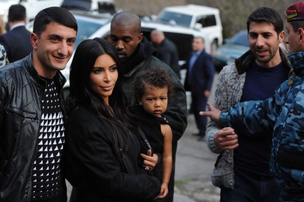 Kim y Khloe Kardashian en Armenia